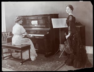 Donne che suonano un pianoforte automatico e un violino, New York, 1907